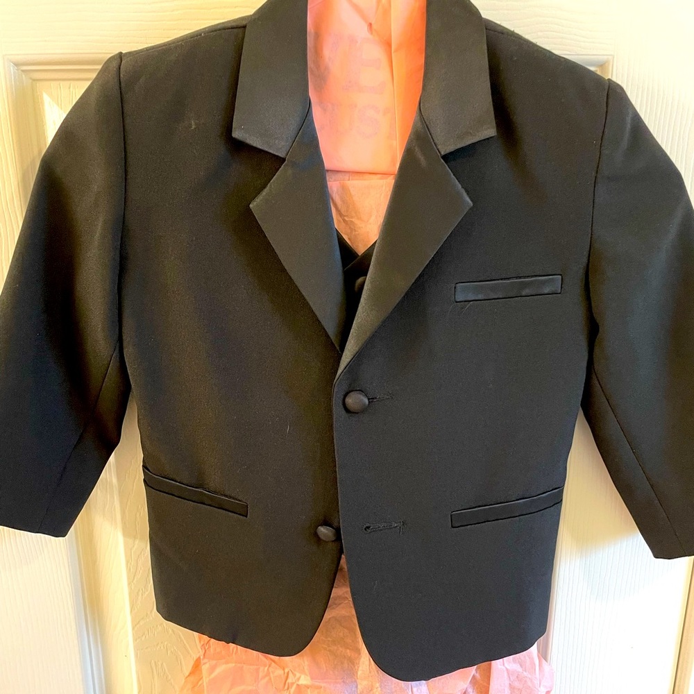 Boys 3-piece suit. Size 3T